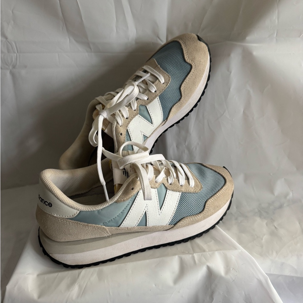 New Balance Women's sz 9 Blue and Beige Sneakers
